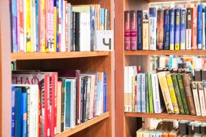 Жителей и гостей Троицка пригласили на книжную выставку в библиотеку №1 имени Михайловых. Фото: Ксения Догонашева, «Вечерняя Москва»