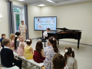 Воспитанники начальных классов Троицкой ДШИ представили на сцене отчетный концерт. Фото: официальная страница Троицкой ДШИ в социальных сетях