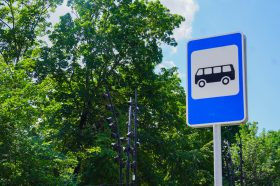 Специалисты постоят новые остановки для автобусов в Троицке. Фото: Ксения Догонашева, «Вечерняя Москва»