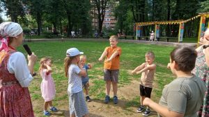 Юные гости парка-усадьбы «Троицкое» стали участниками праздника «Петровки — макушка лета». Фото: официальная страница ТЦКТ в социальных сетях.