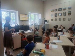 «От строки до переплета. Создаем книгу с секретом», или Творческое занятие провели в библиотеке №260. Фото: официальная страница библиотеки №260