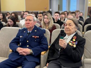 Жительница блокадного Ленинграда и полковник провели урок мужества в Лицее города Троицк. Фото: пресс-служба управы района Троицк