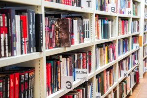 Сотрудники Троицкого Дома ученых пригласили желающих на моноспектакль проекта «Театр у микрофона». Фото: Ксения Догонашева, «Вечерняя Москва»