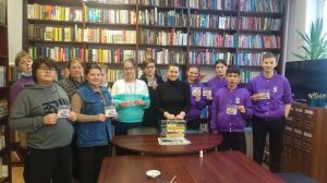 Волонтеры Троицкого реабилитационно-образовательного центра помогли обновить издания Троицкой библиотеки №2. Фото: официальная страница Троицкого реабилитационно-образовательного центра «Солнышко» в социальных сетях