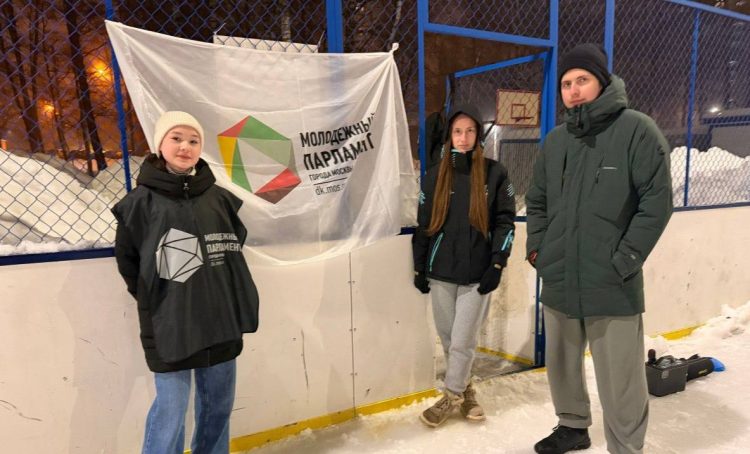 «Дискотеку на льду» организовали Члены Молодежной палаты района Троицк