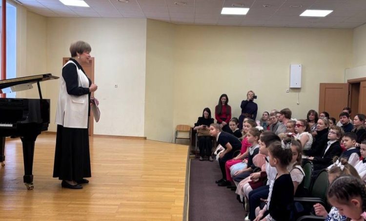 Ученики Троицкой детской школы искусств выступили на музыкальном концерте. Фото: официальная страница Троицкой детской школы искусств в социальных сетях