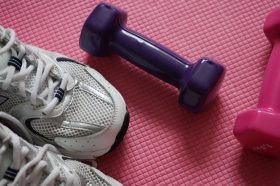 Сотрудники Культурного центра «Ватутинки» пригласили на мастер-класс по растяжке. Фото: Анна Быкова, «Вечерняя Москва»