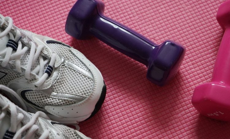 Сотрудники Культурного центра «Ватутинки» пригласили на мастер-класс по растяжке. Фото: Анна Быкова, «Вечерняя Москва»