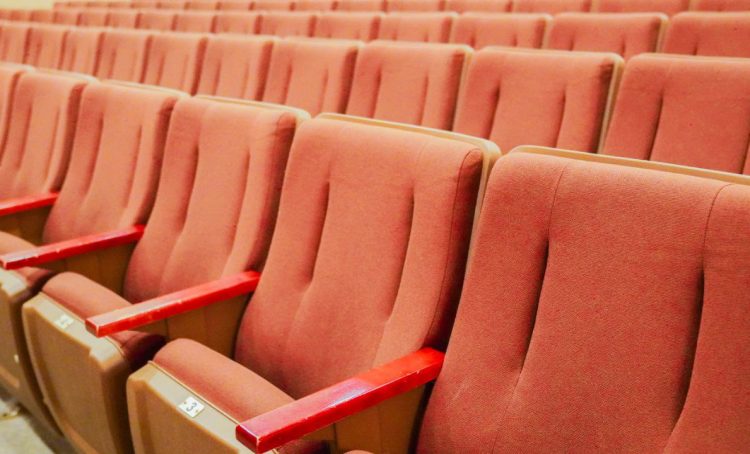 Сотрудники Троицкого Дома ученых пригласили на кинопоказ ко Дню защитника Отчества. Фото: Ксения Догонашева, «Вечерняя Москва»