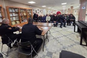 Участковые уполномоченных полиции провели отчет перед жителями Троицка. Фото: официальная страница УВД по ТиНАО ГУ МВД России по городу Москве в социальных сетях